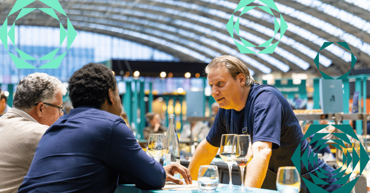 Chef in gesprek met twee bezoekers tijdens Taste of Horecava 2026
