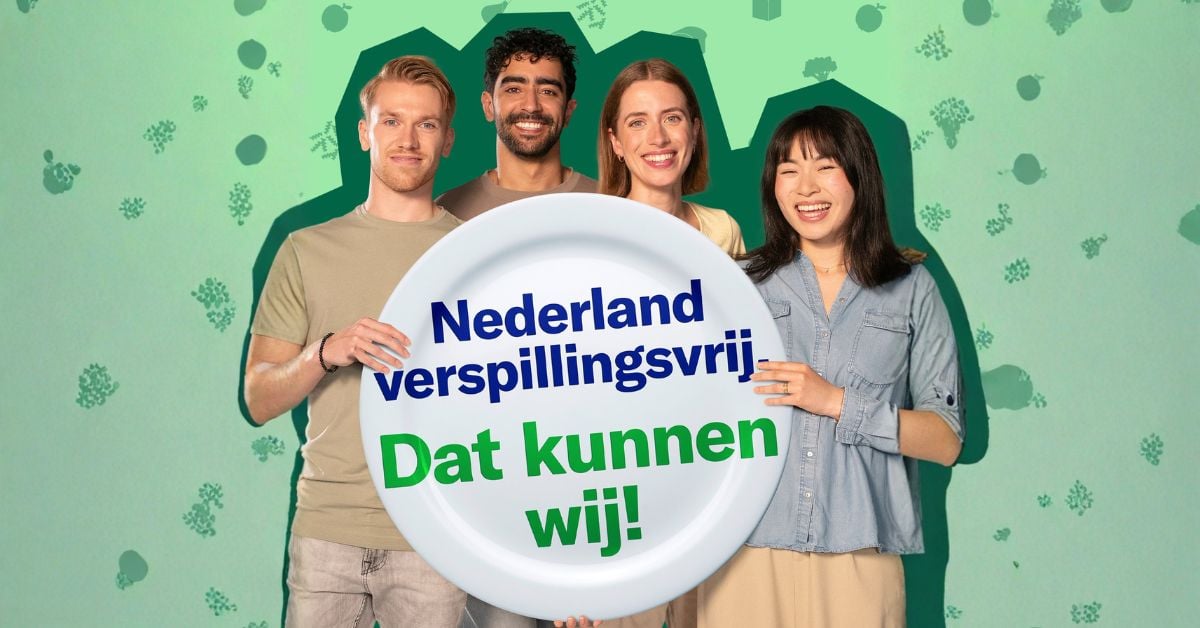 Vier mensen en een bord met de tekst 'Nederland verspillingsvrij. Dat kunnen wij!'