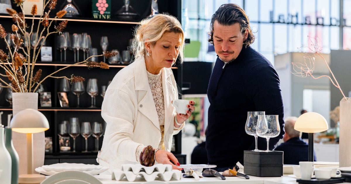 Twee mensen die samen naar servies en tafelaankleding kijken