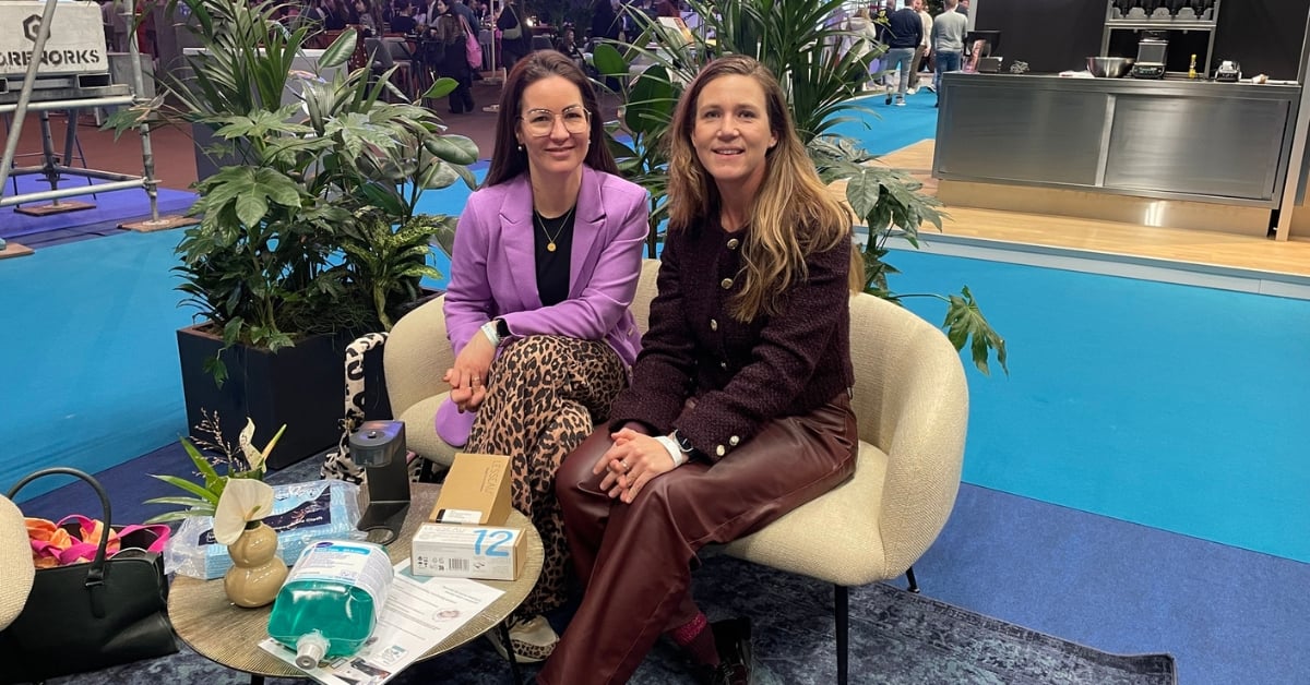 Liesbeth van Aalten en Anouk Sassen van Diversey, onderdeel van Solenis op de beursvloer van Horecava