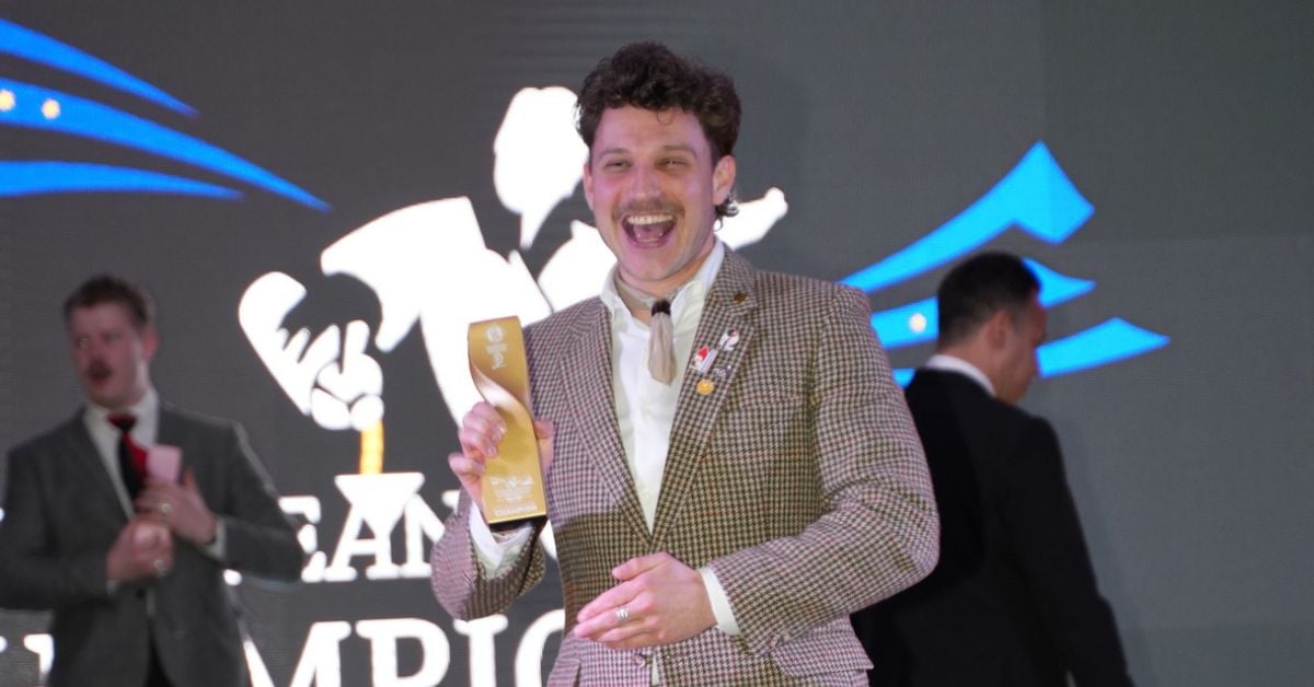 Jan Dirk Huijser van Reenen met zijn prijs tijdens het European Cocktail Championship