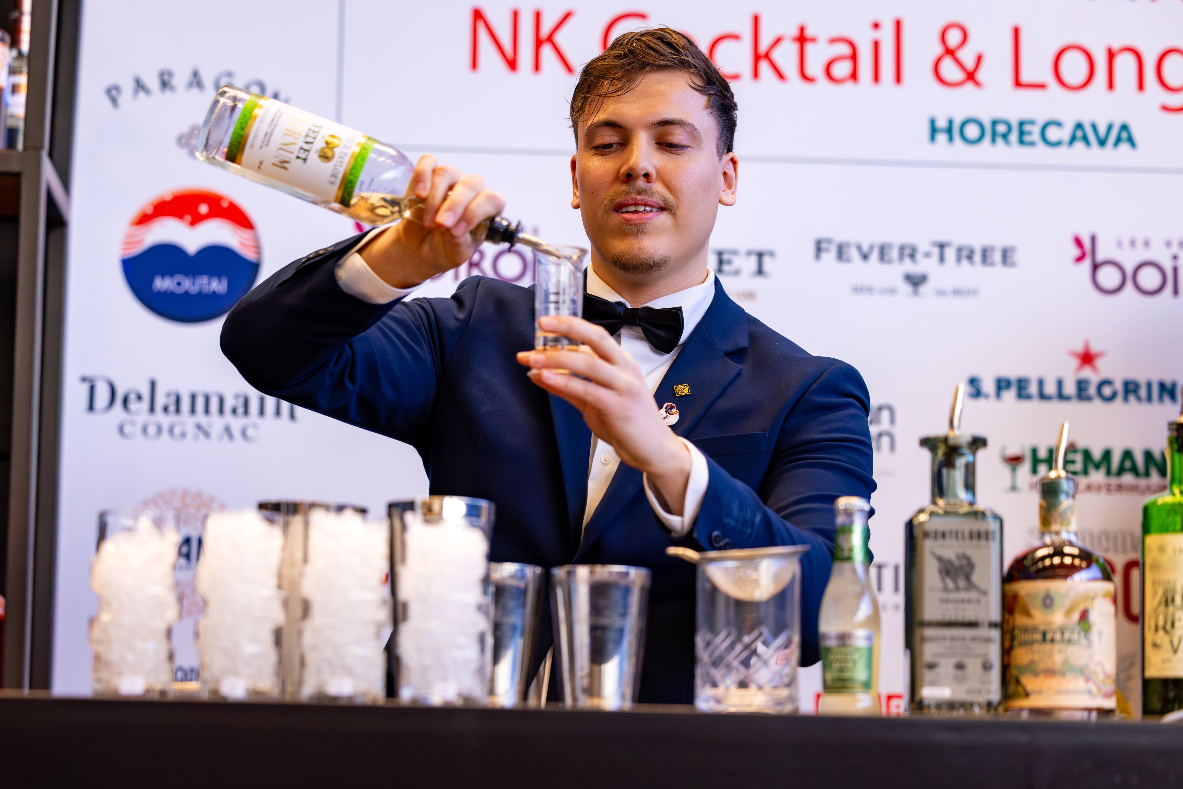 Jorit Frijling maakt cocktail op de Horecava