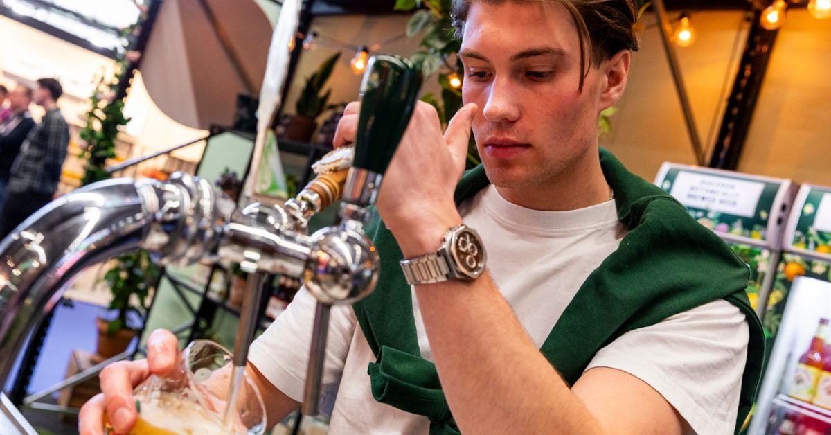 Horecamedewerker tapt een glas bier uit de tapinstallatie
