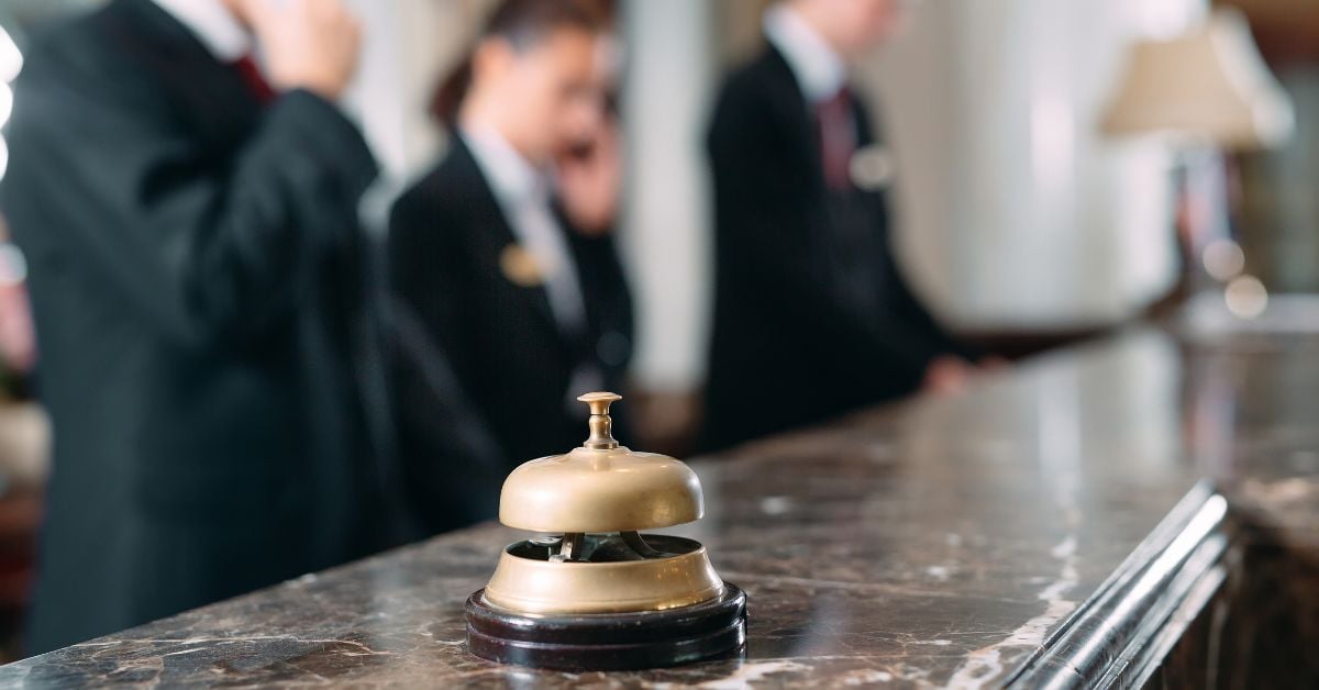 Hotelreceptie met medewerkers achter de balie