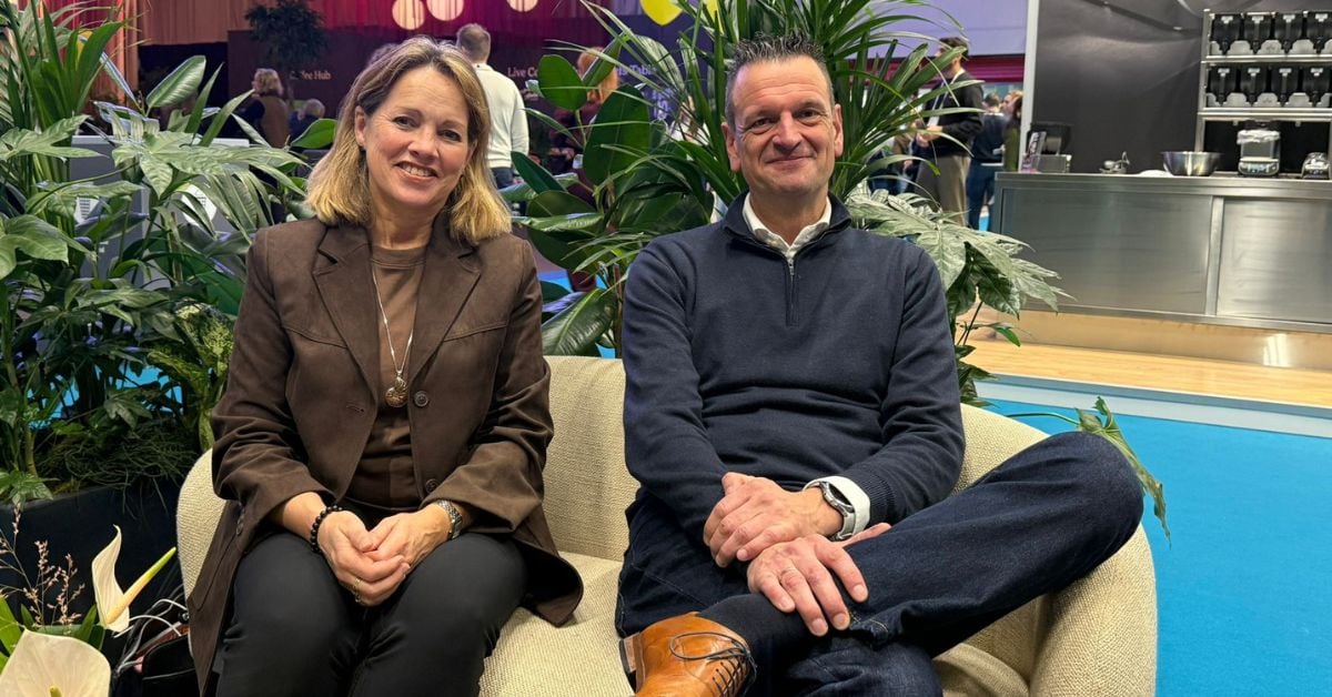 Esther van der Lelie (Schoonmaakjournaal) en Jan-Willem van Hijum (Progenta) op de beursvloer van Horecava