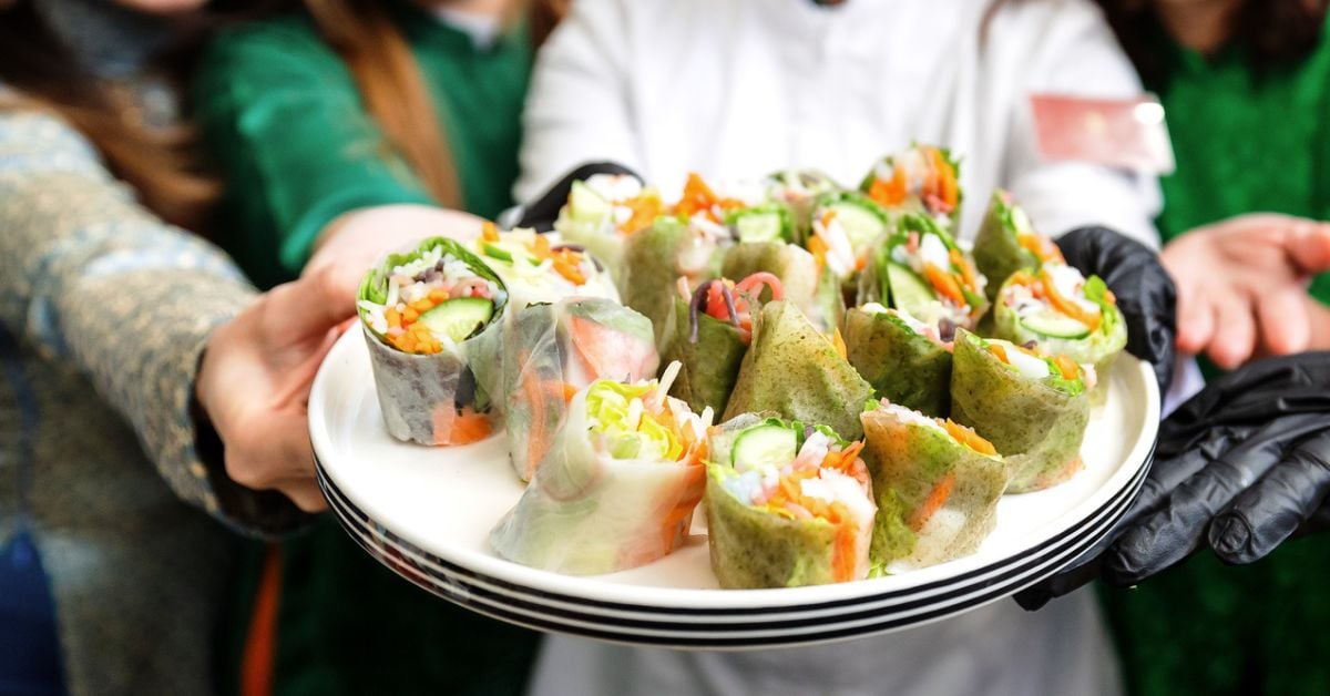 Bord met verse Aziatische spring rolls met groenten en rijstpapier