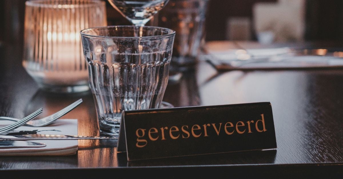Tafel in restaurant met bordje gereserveerd