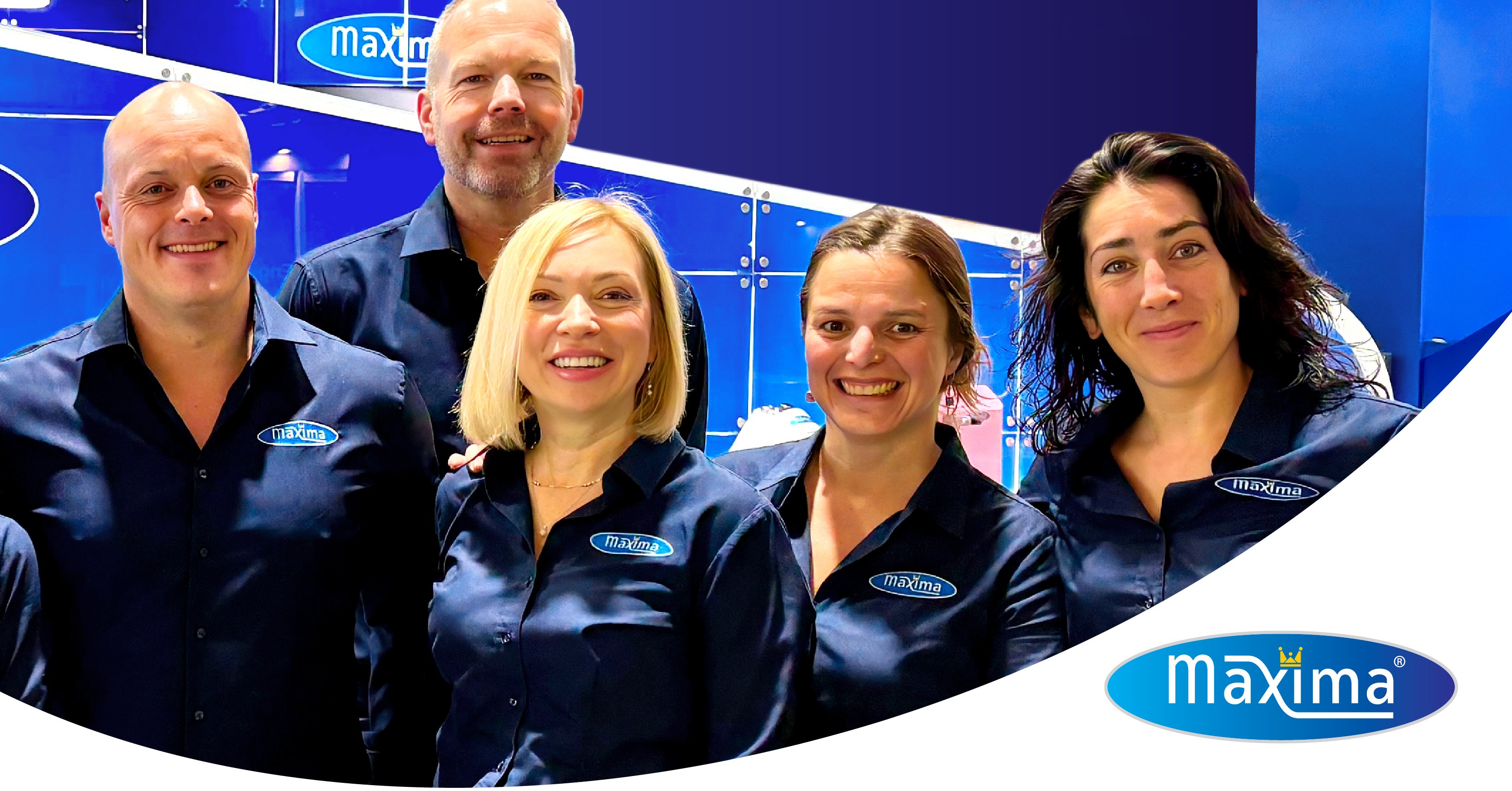 Medewerkers van keukenapparatuurmerk Maxima op de beursstand met het bedrijfslogo op de achtergrond
