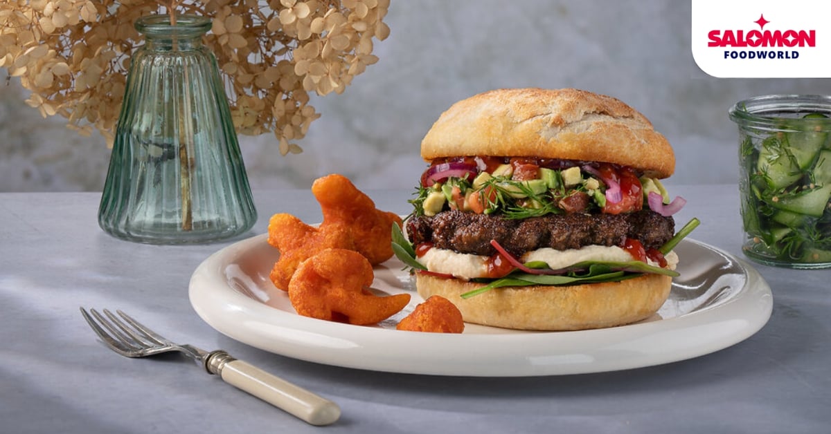 Smart Burger van Salomon Foodworld met groenten en saus op een bord