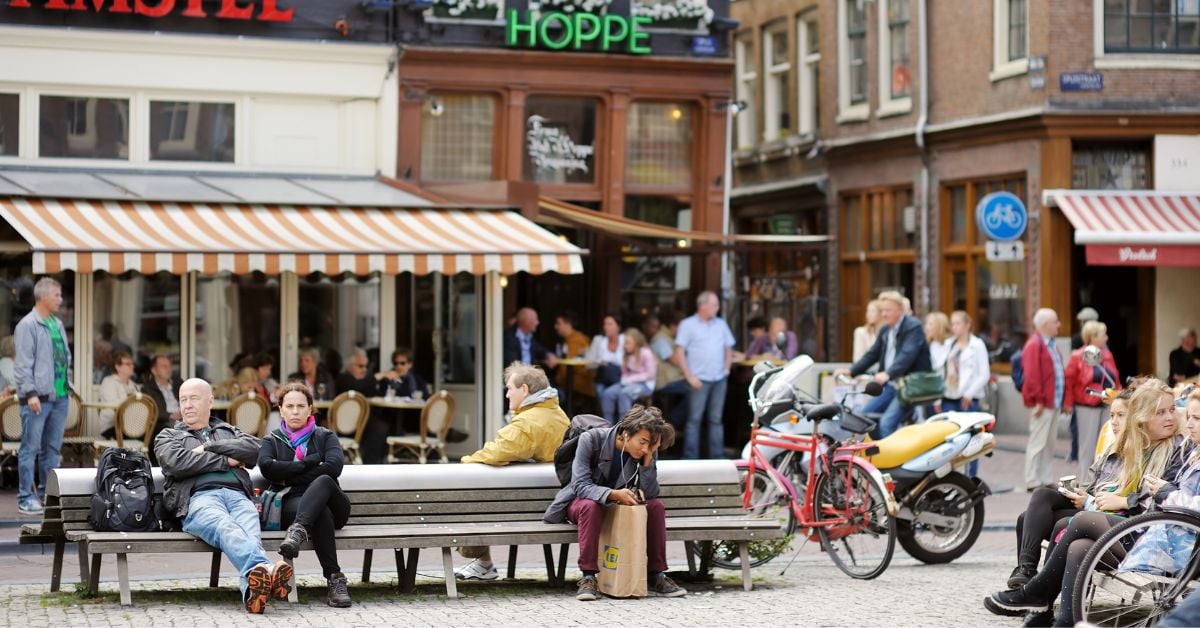 Horecaterras en bezoekers in het centrum van Amsterdam