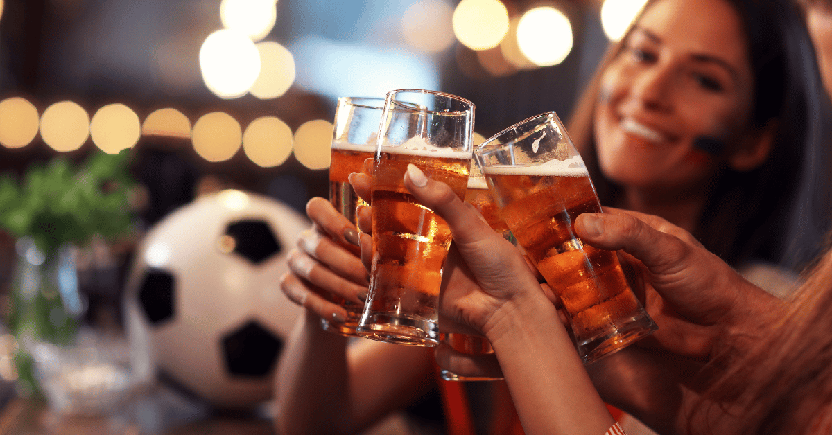 Drie personen proosten met een glas bier