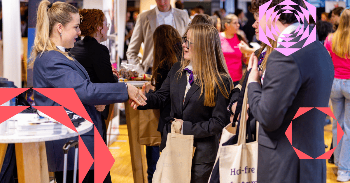 Young professional schudt de hand van jonge bezoeker tijdens Young Professional day op Horecava 2026