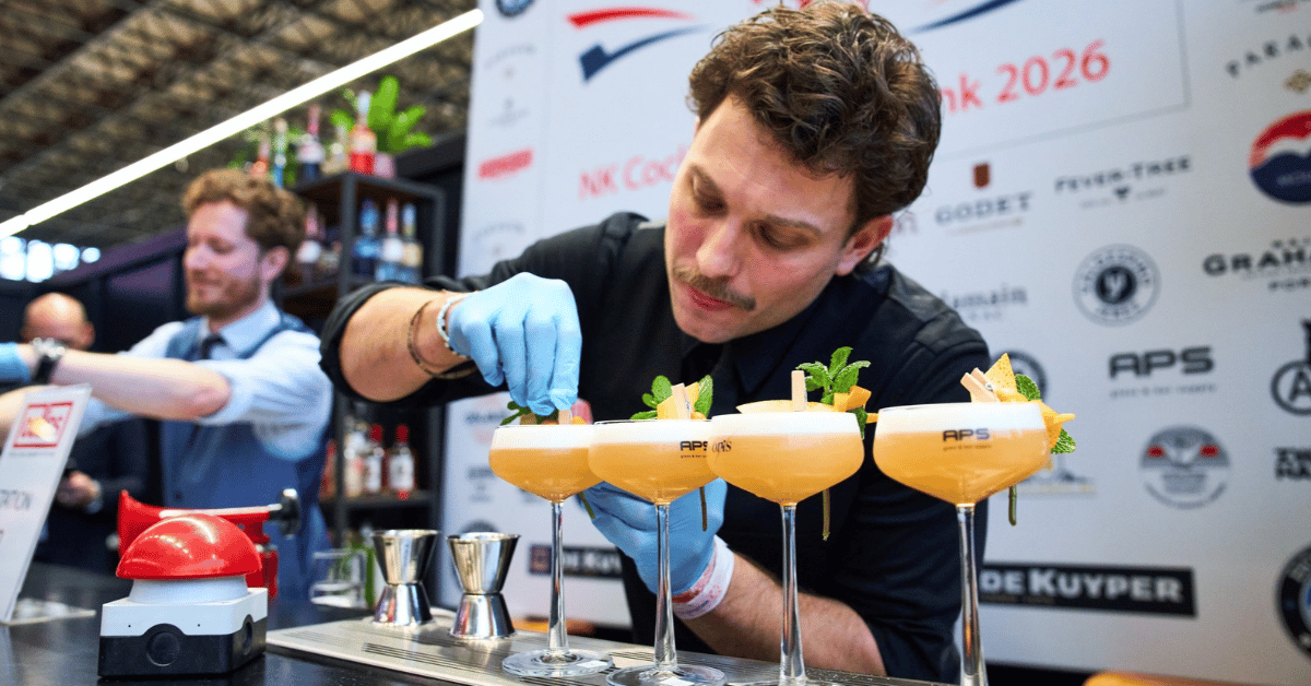 bartender is een cocktail aan het maken tijdens Horecava
