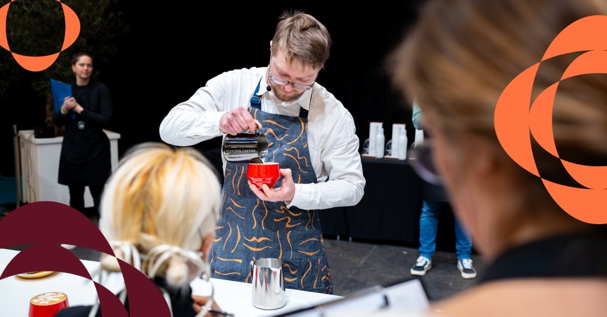 Barista in actie tijdens het NK Koffie op Horecava, terwijl juryleden toekijken