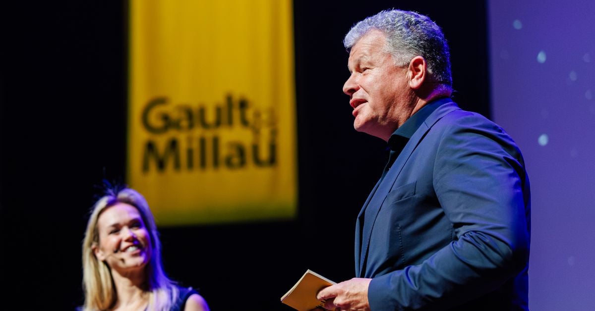 Godfried van der Lugt spreekt op podium tijdens Gault&Millau gidslancering