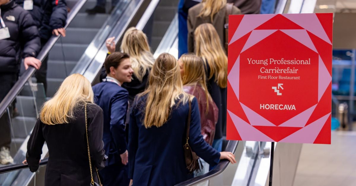 Jonge bezoekers op de roltrap volgen de bewegwijzering naar de Young Professional Carrièrefair op Horecava