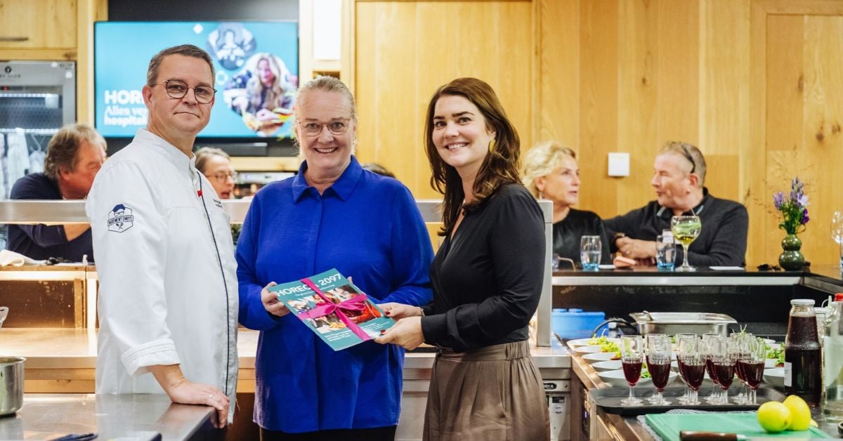 Rientz Mulder, Marjon Prummel en Florentine Rijkmans met het Horecava trendrapport