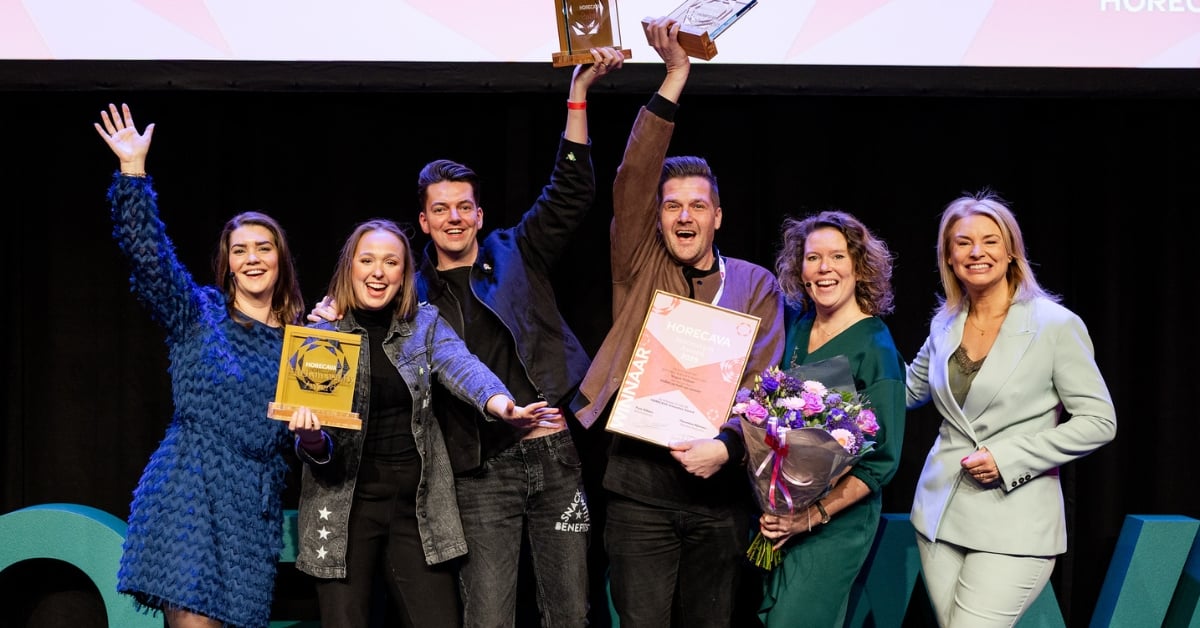 Winnaars van de Horecava Awards 2025 blij op het podium met hun trofee, bloemen en certificaat