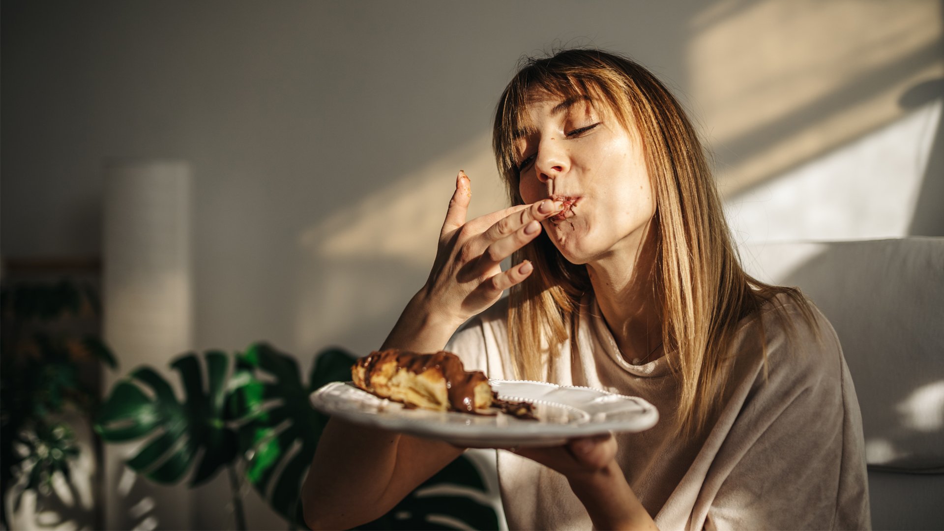 Wil jij je humeur verbeteren en je mentale gezondheid een boost geven? Eet meer omega-3 vetzuren, verhoog je inname van groene groenten, drink voldoende water, experimenteer met probiotica, vermijd suikerrijke voedingsmiddelen en bewerkte snacks en neem voldoende vitamine D. Kleine veranderingen kunnen al een groot verschil maken in hoe je je voelt.