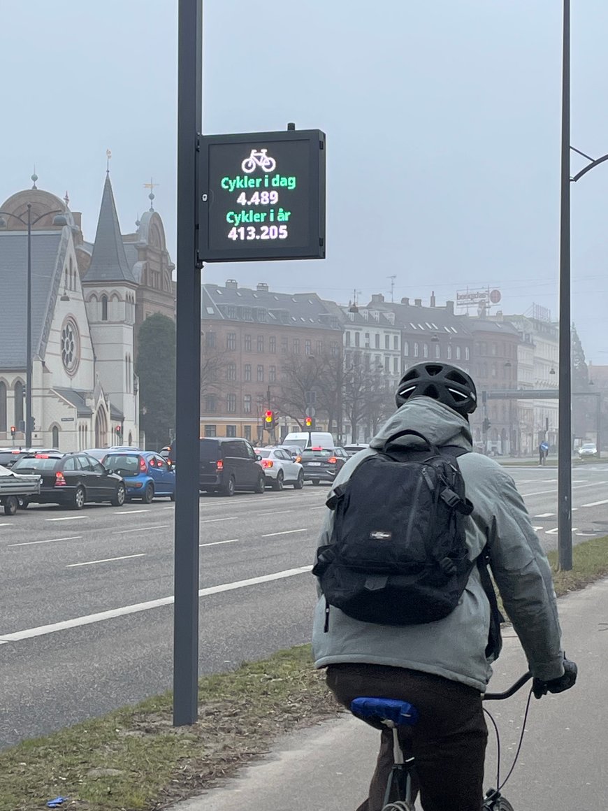 Variable message sign in Copenhagen counting cyclists per day and per year on a busy corridor.