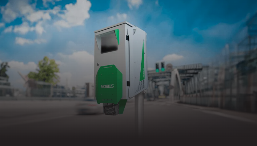 Primer plano de una carcasa de cámara moderna de fiscalización automatizada con la marca MOBILIS