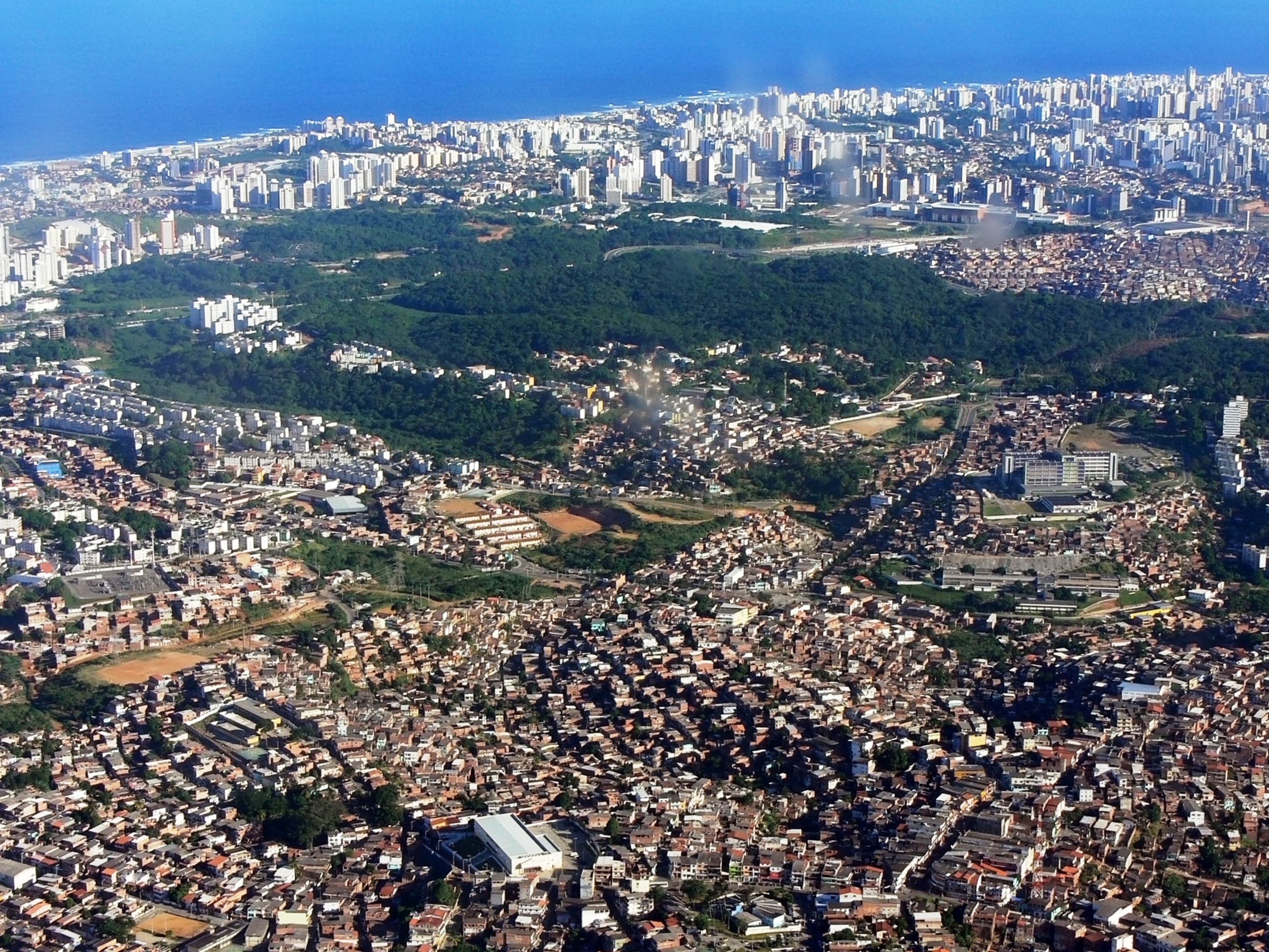 Vista aérea de Recife con distritos densos y áreas verdes a lo largo de la costa atlántica