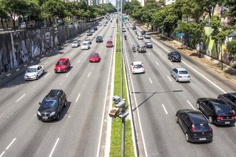 Median-mounted speed cameras in São Paulo monitoring multiple lanes on an expressway
