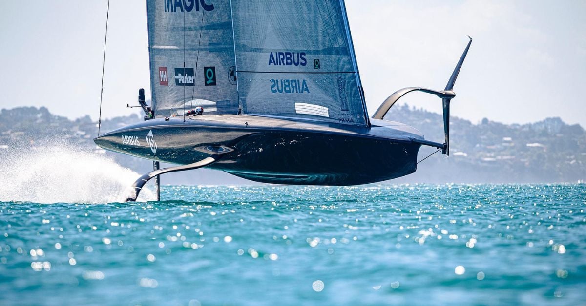 Header advancing regattas