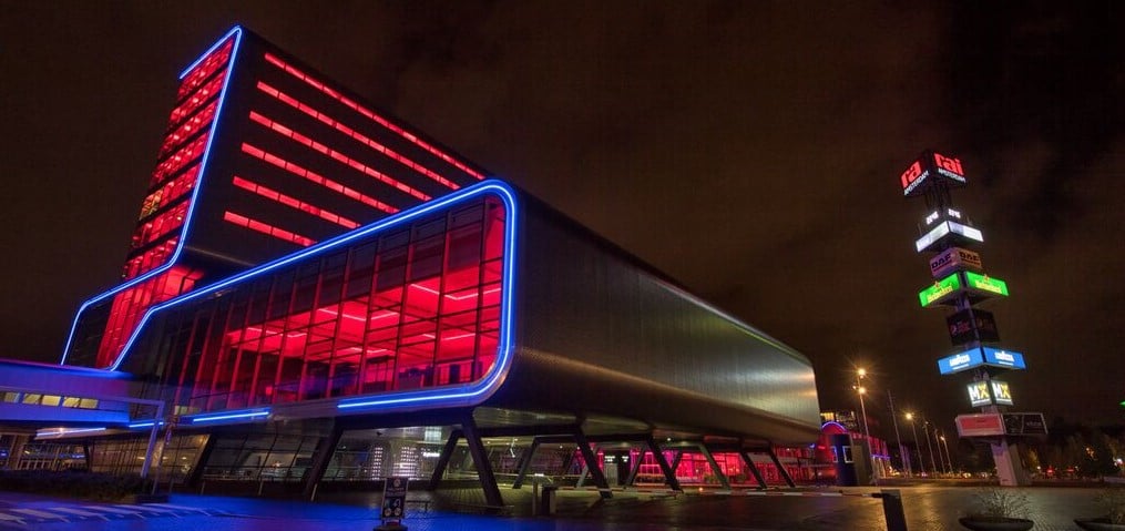 De RAI kleurt rood