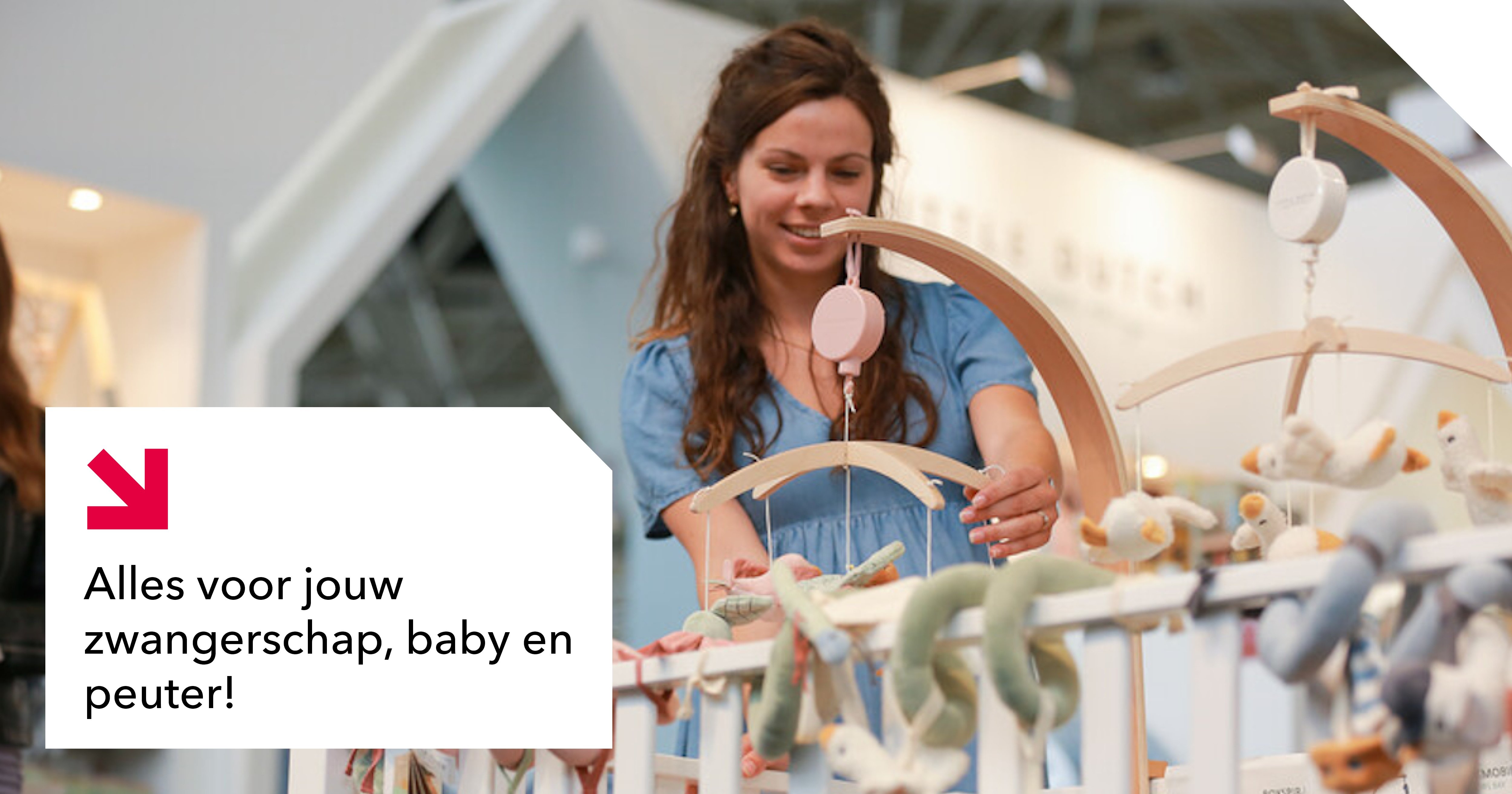 vrouw die shopt voor haar kind 