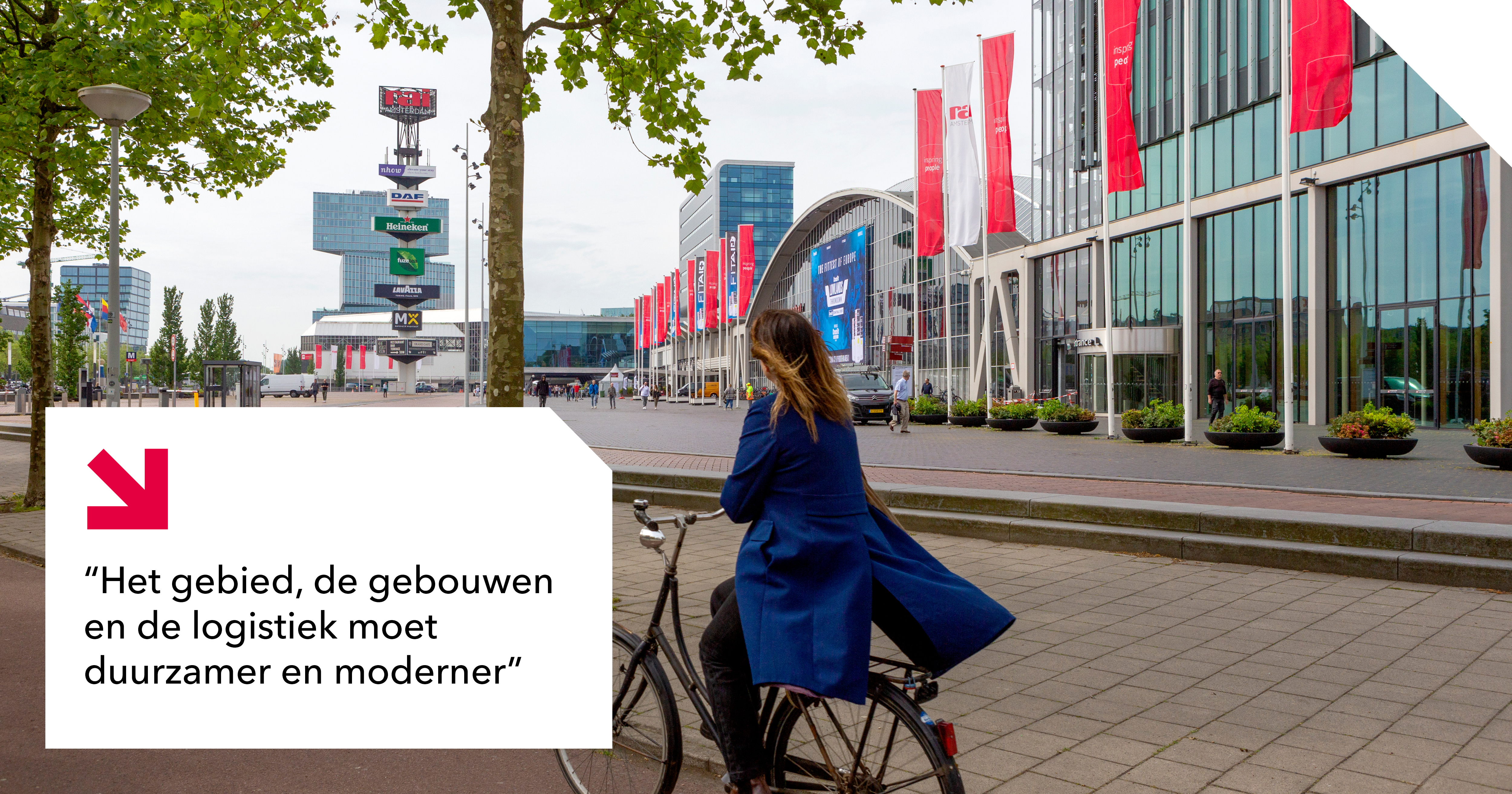 Vrouw rijdt op haar fiets voor de RAI