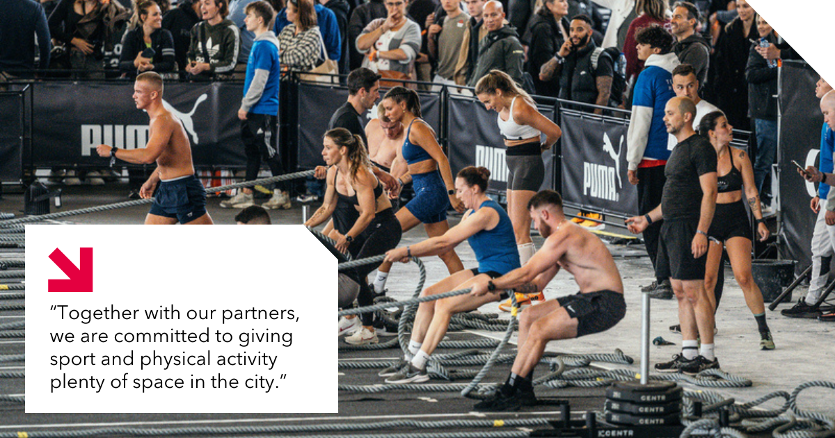 Photo of people playing tug-of-war during HYROX 2024