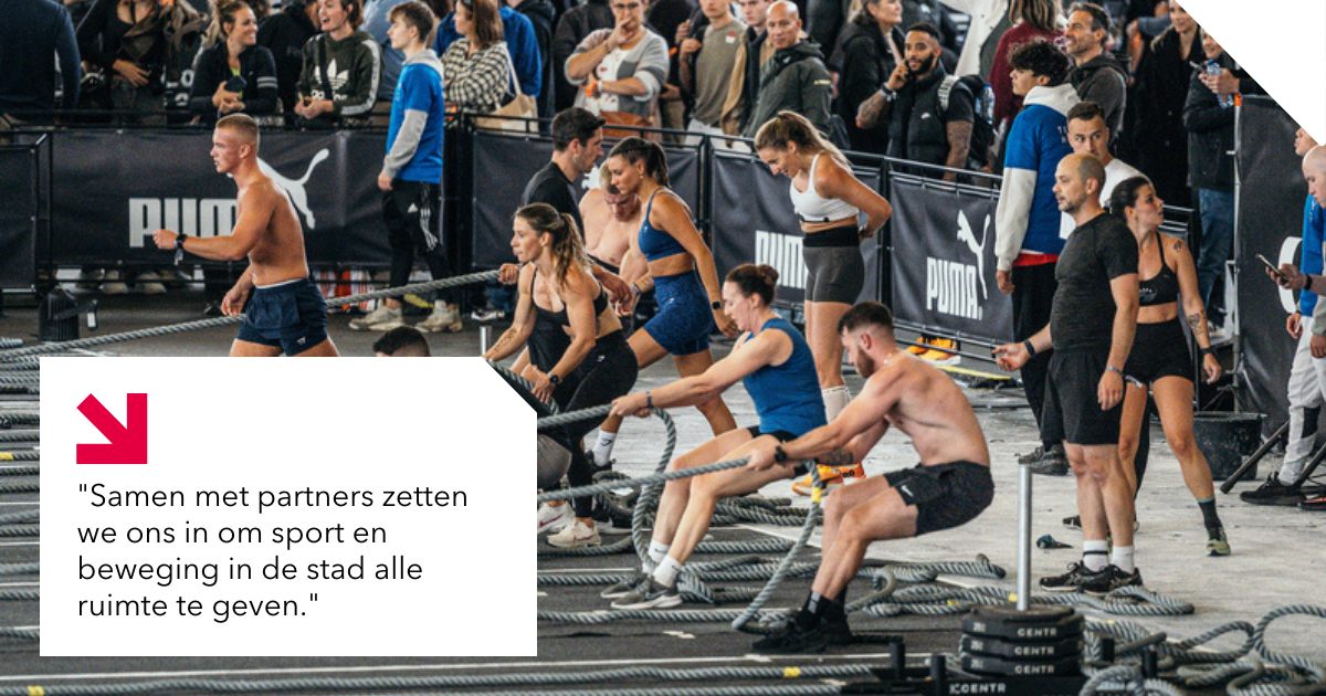 Foto van mensen die touwtrekken tijdens HYROX 2024