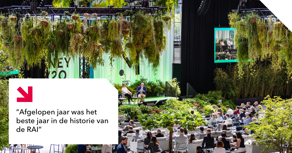 sprekers op een podium met bezoekers van money20/20 die toekijken