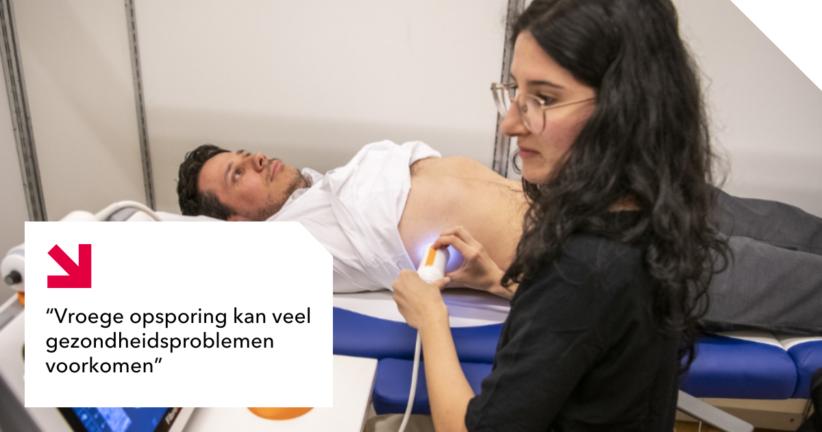 Vrouw die levertest uitvoert bij een man