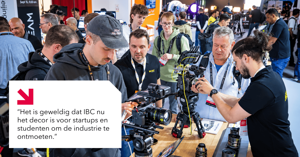 Bezoekers bekijken en testen professionele cameraapparatuur op een drukke technologiebeurs.