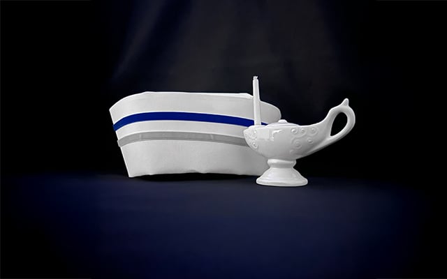 A traditional nurse camp and a Nightengale lamp