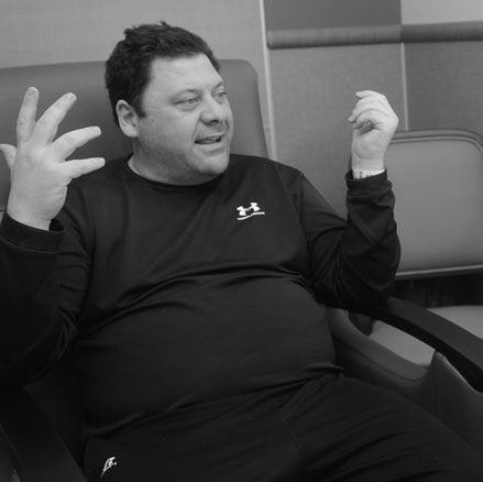 Lenny Arbore talking to a volunteer about his time in rehabilitation