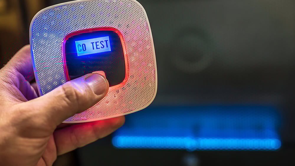 Carbon monoxide alarm in a room heated by the gas stove as protection against suffocation