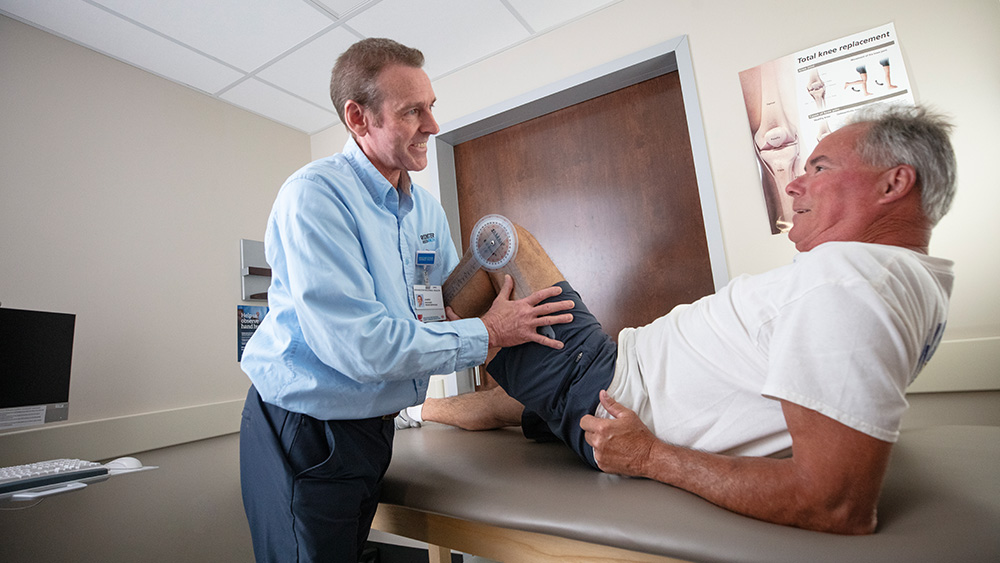 Orthopedic urgent care provider with patient