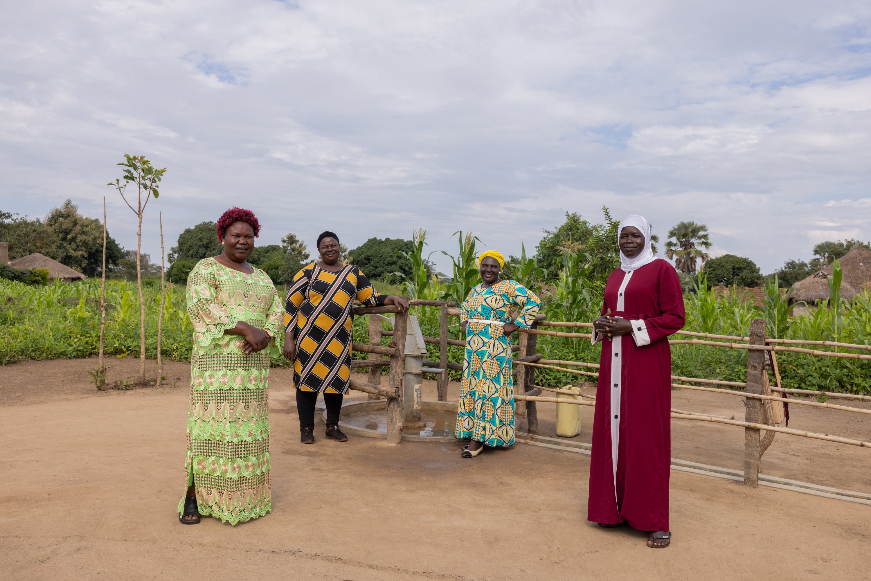 Mitglieder des Rotary Clubs Yumbe stehen neben einer „Tippy Tap“-Handwaschstation in einem Dorf in Yumbe, Uganda