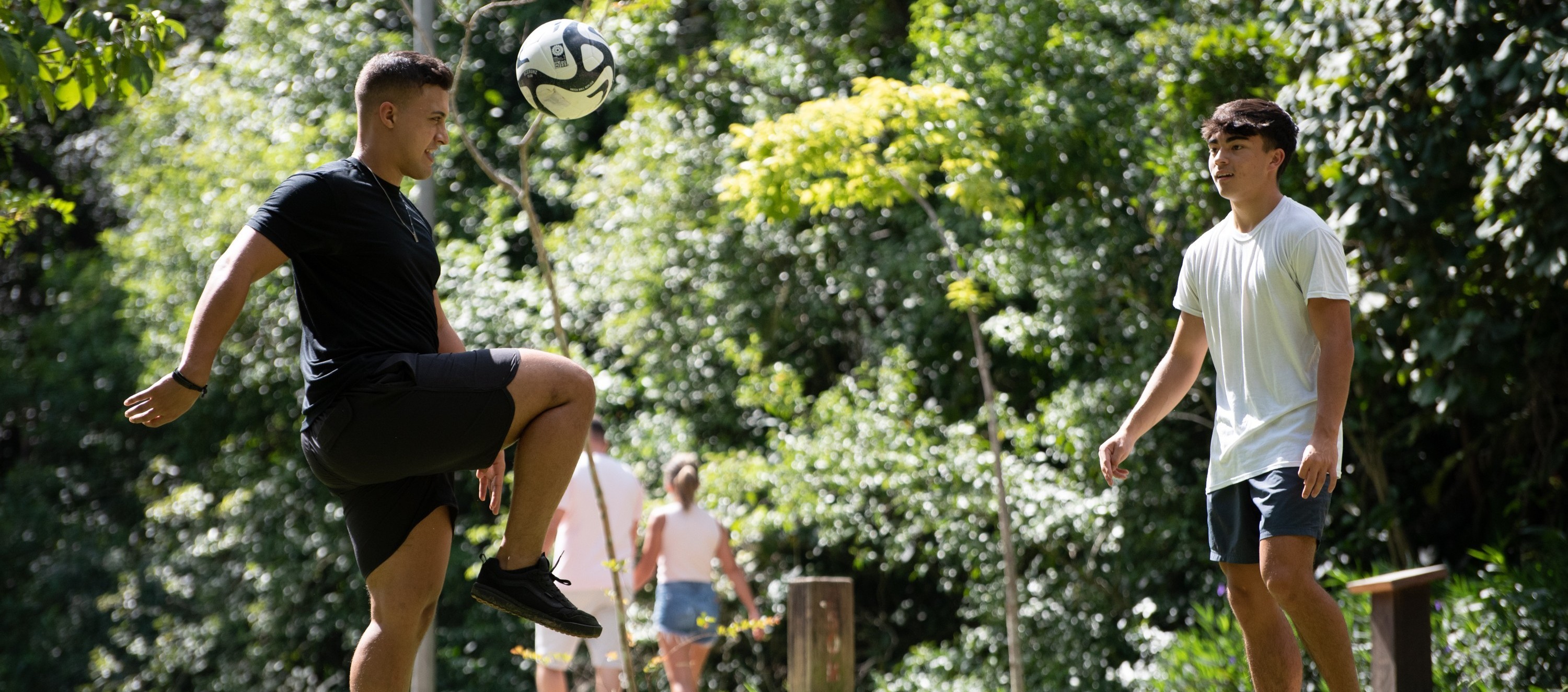 George French trainiert Fußball mit seinem Gastbruder Rafael da Silva in der Nähe ihres Zuhauses in São Paulo, Brasilien