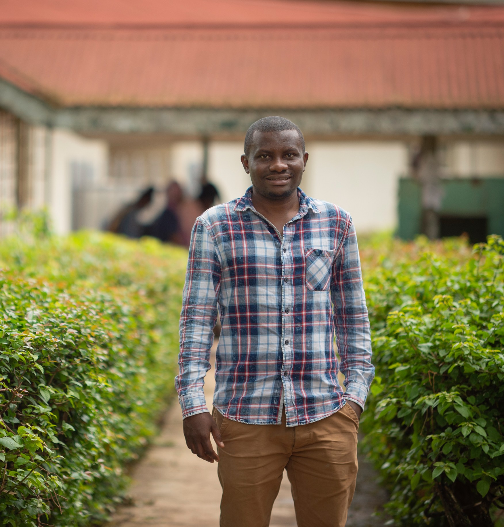 Fikiri Nzoyisenga, boursière du programme « Peace Fellow » 2021, se tient à l'extérieur de l'Université Makerere, à Kampala, en Ouganda.