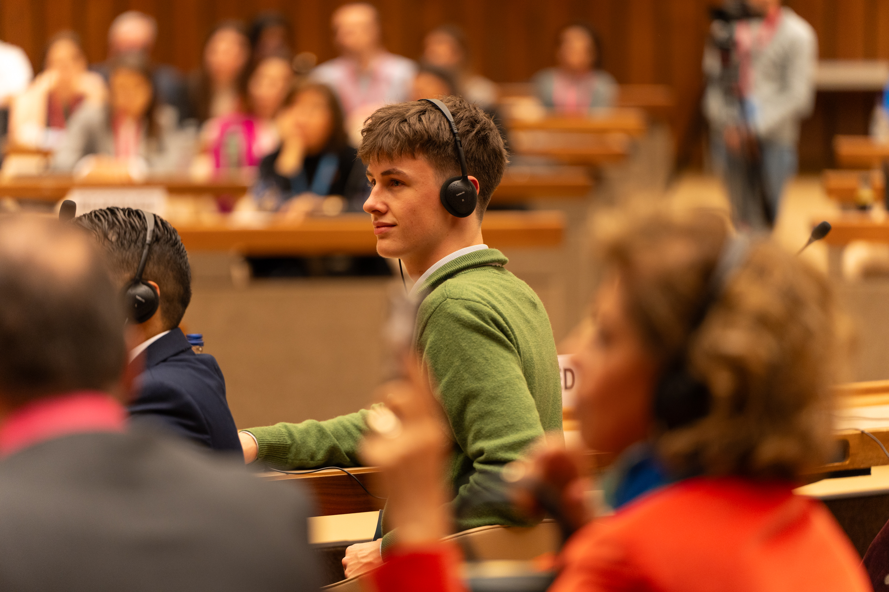 Eine Teilnehmerin mit Kopfhörern spricht während des Rotaract-Tages bei den Vereinten Nationen in Genf am 31. Oktober 2024