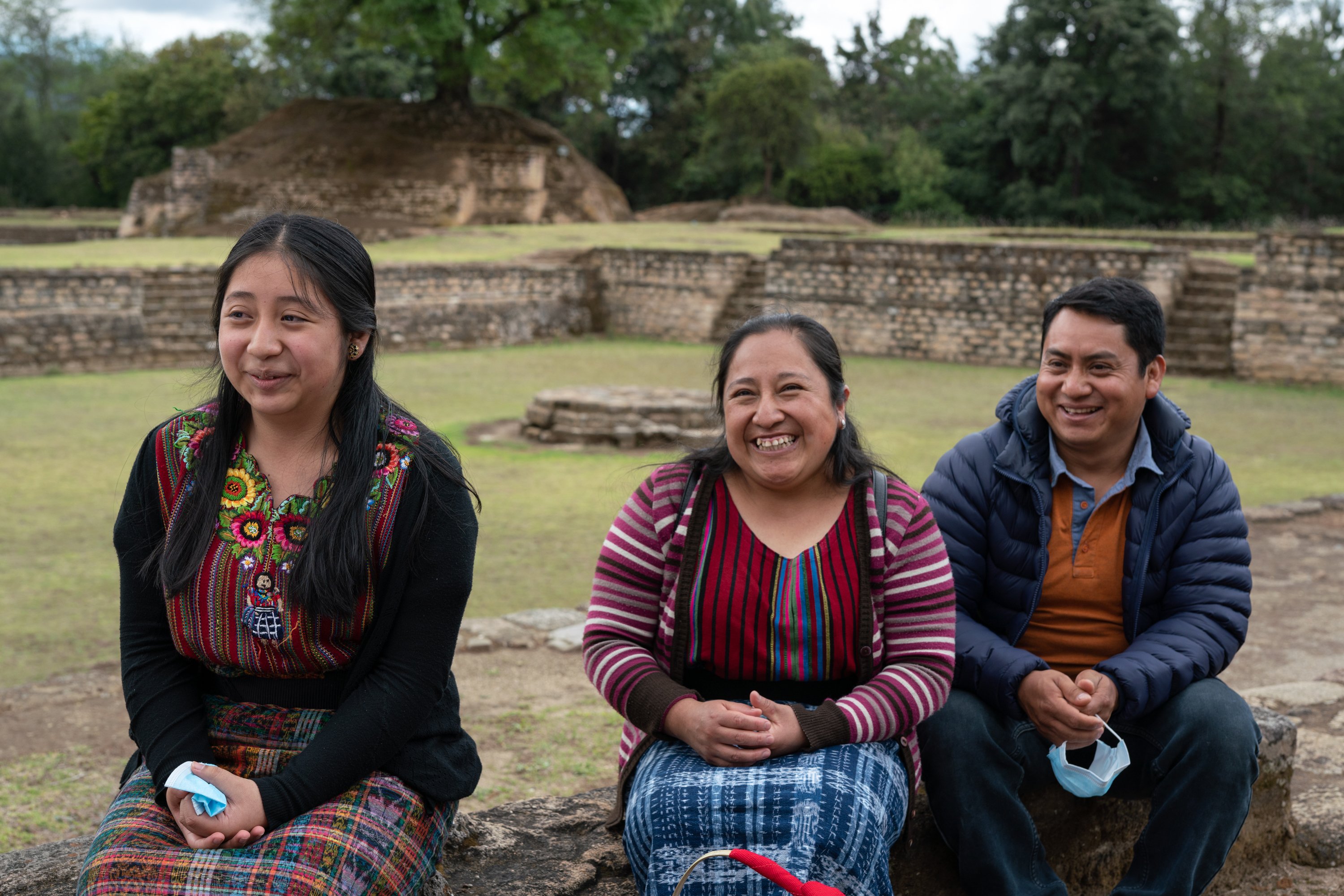 Náthali Lourdes Batzibal Patal è seduta con i suoi genitori, Saida Lourdes Patal Ixén ed Enrique Batzibal Yos, in Guatemala, il 29 aprile 2022
