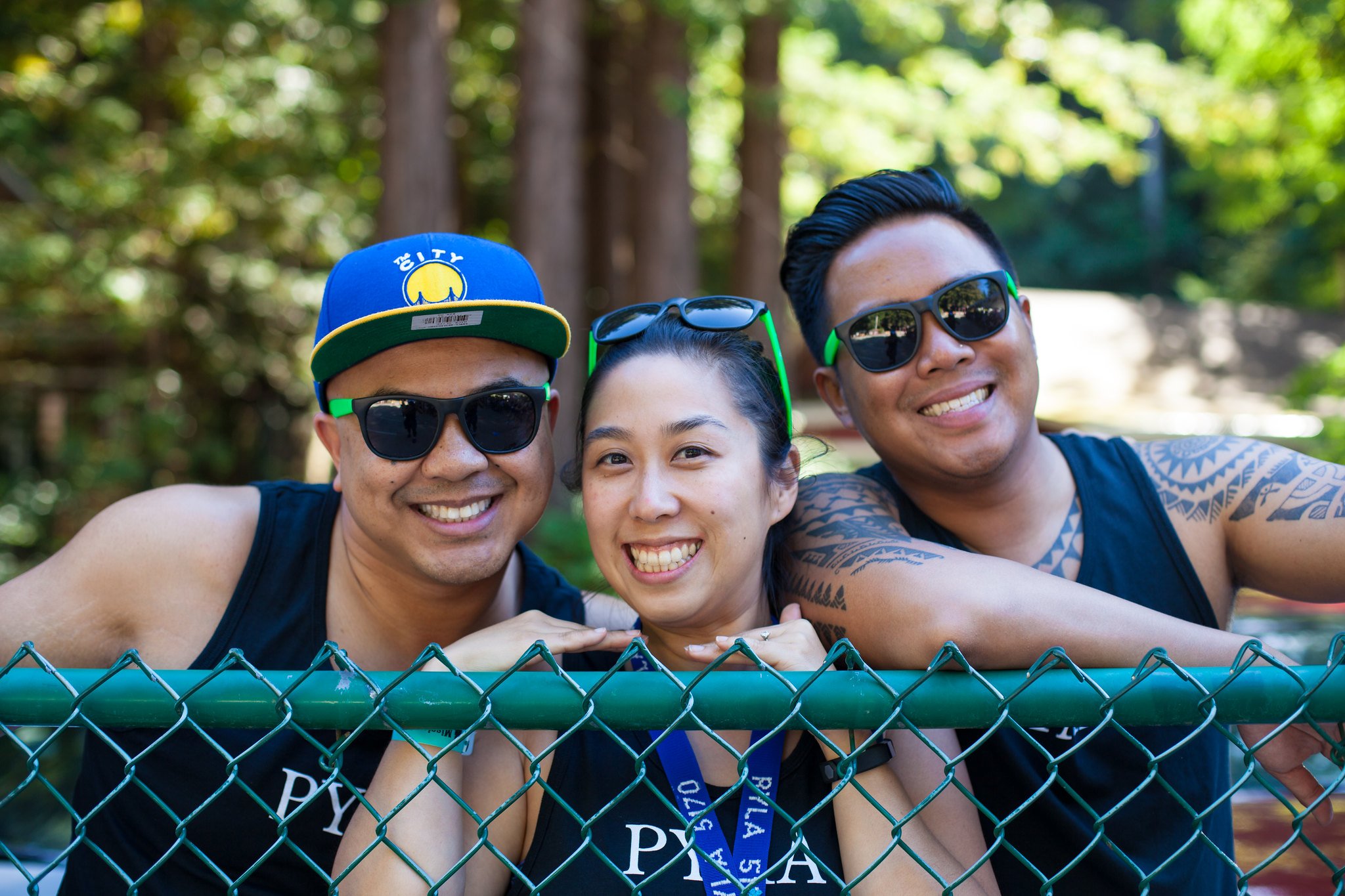 Jennifer Chan, codirectora del Campamento de Seminarios de Rotary para Líderes Jóvenes (RYLA), junto a dos participantes del campamento que se apoyan en una cerca al aire libre en Scotts Valley. De la revista Rotary, mayo de 2024