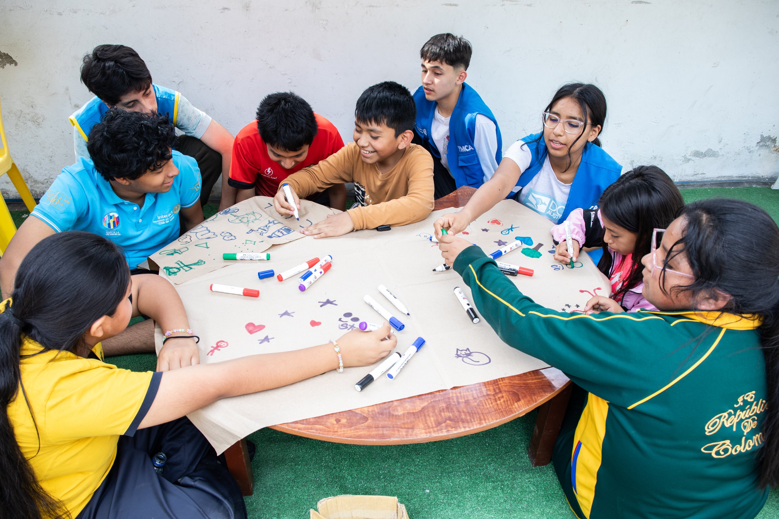 Miembros del club Interact de Abraham Valdelomar, en Lima, Perú, imparten un taller de bienestar y llevan a cabo un proyecto de ladrillos ecológicos en una escuela para niños pequeños. 21 de noviembre de 2024