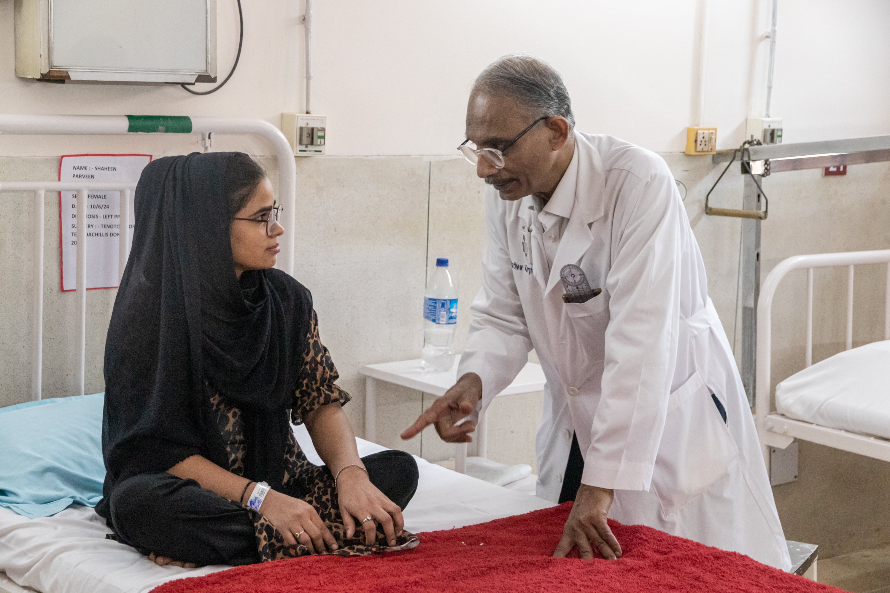 El Dr. Mathew Varghese examina a Shaheen Parveen en la sala de poliomielitis del Hospital St. Stephen’s, en Nueva Delhi, India.