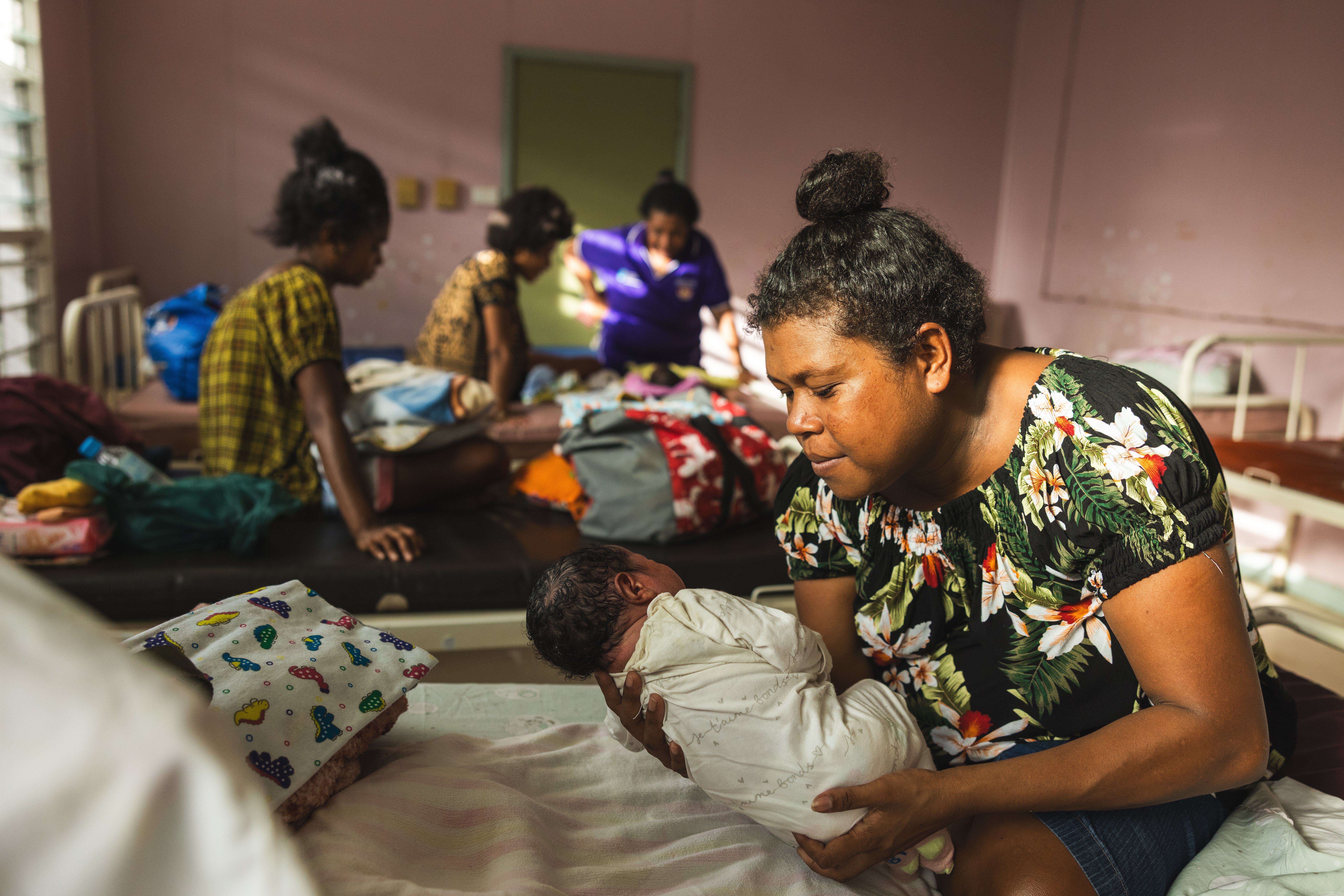 Sophia Waliya acuna a su recién nacido en el Hospital General de Port Moresby, como parte de una alianza de parteras apoyada por Rotary para mejorar la atención materna y neonatal en Papúa Nueva Guinea.