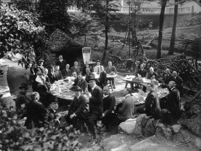 The Rotary Club of Berkeley, California, USA, meets in John Hinkel Park during the 1918 flu pandemic.